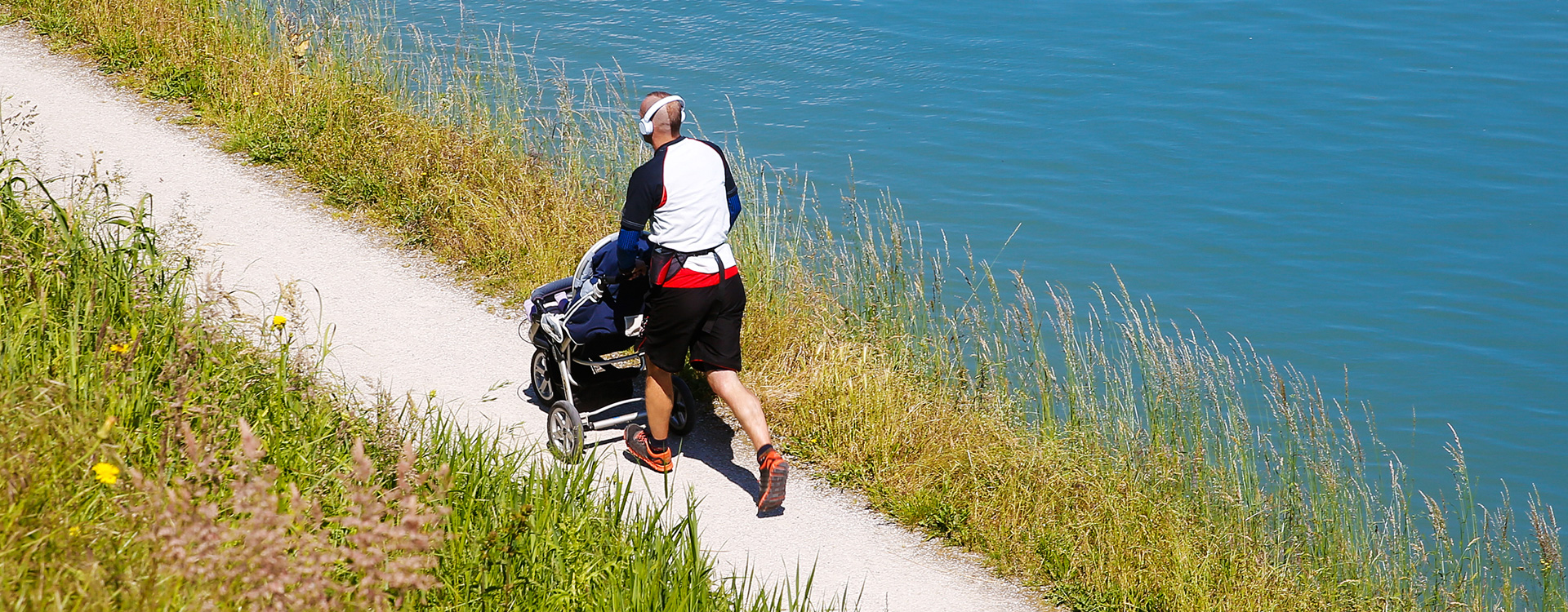 Joggen am See mit Kinderwagen